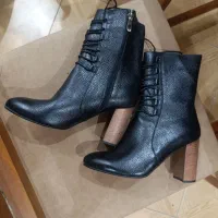 کفش. بوت چرم طبیعی. پاشنه بلند نو. ست کیف و کفش