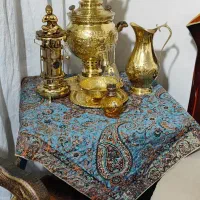 سماور طلایی همراه با میز چوبی اصل گردو