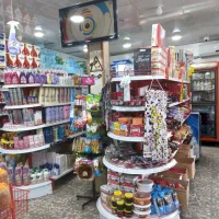 نیروی کار برا کار در سوپر مارکت چیدمان و نظافت