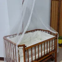 گهواره و تخت کنار مادر