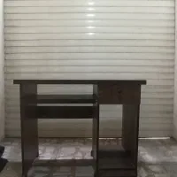 دو عدد میز تحریر و کامپیوتر