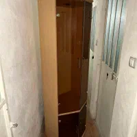 کمد ویترین گوشه‌ای MDF با درب شیشه‌ای