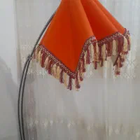 آباژور ایستاده کنار مبلی