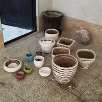 گلدان سفالی و پلاستیکی