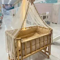 تخت کنار مادر با رختخواب