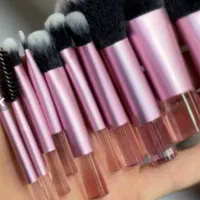 مشاور خانم جهت واردات و صادرات لوازم آرایشی