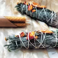 اسماج درمانگر با رایحه گیاهان دارویی+ شمع موم عسلی