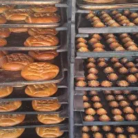 فروشنده نان و شیرینی