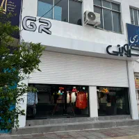 فروشنده خانم جوان و ماهر