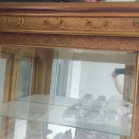 ویترین چوبی بزرگ کلاسیک با قاب منبت|بوفه، ویترین، کنسول|رشت, دروازه لاکان|دیوار