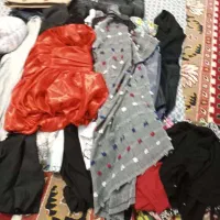تعداد زیادی پوشاک و مانتو دخترانه