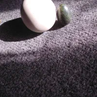 سنگ یشم زیبا سبز تخم مرغی وسنگ آسیاب|کلکسیون اشیاء عتیقه|تویسرکان, |دیوار