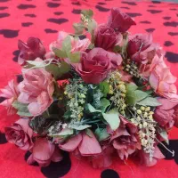 تعدادی گل مصنوعی