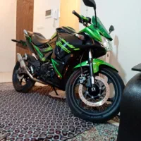 موتور مگلی 200 اسپرت با کلاه کاسکت