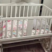 تخت کنار مادر