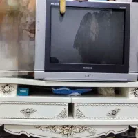 تلویزیون و میز در حد نو