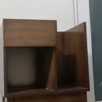 میز تلفن و کتابخانه