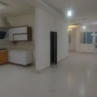 آپارتمان ۱۲۰ متر دو خواب . تراس . طبقه دو