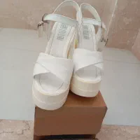 کفش پاشنهبلند|کیف، کفش، کمربند|خوی, |دیوار