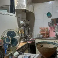 به یک نفر کارکر ساده در قهوه خانه