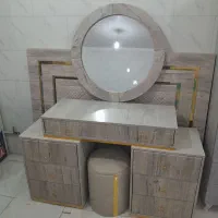 میز ارایش به همرا اینه و تخت دو نفره و پاتختی