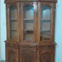 بوفه شیشه‌ها وقفلها‌سالم بدنه هم‌کاملا‌سالم وتمیز