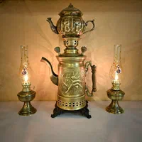 سماور کتری زغالی برنجی با قوری و دو چراغ نفتی
