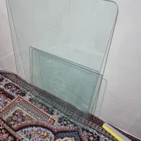 شیشه میز سالم و تمیز مناسب برای مبل