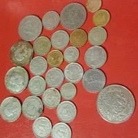 مقداری سکه ایرانی و خارجی