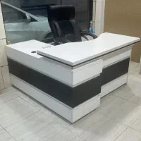 میز و صندلی اداری و شش عدد صندلی انتظار|دفتر کار|رشت, رشتیان|دیوار