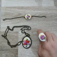 گردنبند ودست بند گلدوزی
