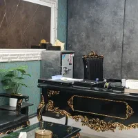 منشی خانم جهت پاسخگویی به تلفن