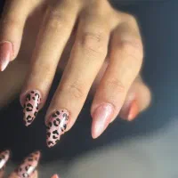 ناخن کار حرفه ای با سابقه نیازمندیم