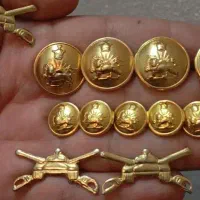 مجموعه کلکسیونی ده عدد دکمه سه عدد آرم نیروی زرهی|کلکسیون و سرگرمی|شیراز, فرهنگ شهر|دیوار