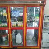 یخچال ایستاده مغازه و دستگاه ذرت و اسنک