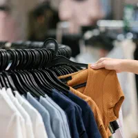 استخدام فروشنده پوشاک خانم