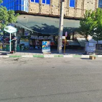 اجاره مغازه ۵۰ م سه نبش بلوارکاشانی وثامن الائمه|اجارهٔ مغازه و غرفه|قم, دروازه چوبی|دیوار