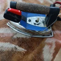 به تعدادی خانم در کارگاه اتو بسته‌بندی لباس