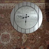 یک عدد ساعت دیواری اینه ای
