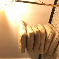 پشتی پر شده از پر و ابر