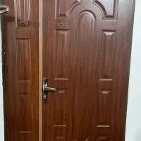 درب چوبی و کم و قفل