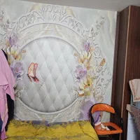 نصاب کاغذ دیواری و نقاش ساختمان