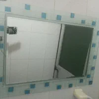 اینه زیبا دورش دو رنگ و شیشه طول۷۰ عرض۵۰