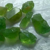 زبرجد پاکستان ۱۰۰ قیراط گرید A کریستال