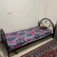 تخت فلزی