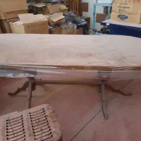 یک عدد میز ناهارخوری ۸ نفره و یک فایل ۳ کشو