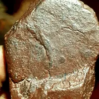 سنگی با پوسته ی سوخته و کندرول|جواهرات|تربت جام, بوستان وحدت|دیوار