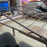 توی تختی فلزی محکم