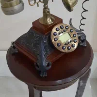 تلفن طرح قدیمی همراه با میز تلفن