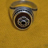 انگشترنقره۹۲۶ با نگین عقیق یمن و گل نقره
